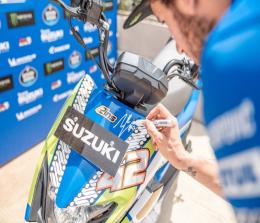 Alex Rins tanda tangan Suzuki NEX II. 